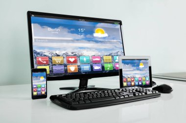 Ofis masasında elektronik becerikli alet