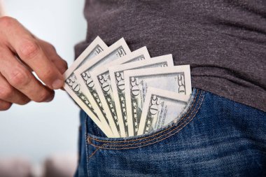 El Doları notlar tutarak