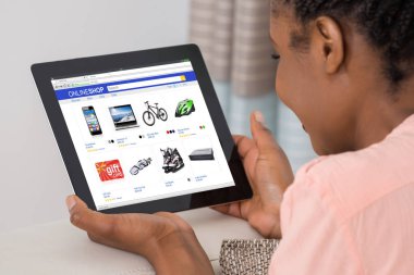 İnternetten alışveriş yapan kadın