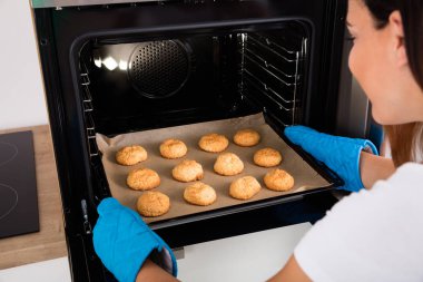 Kadın yerleştirerek tepsi 