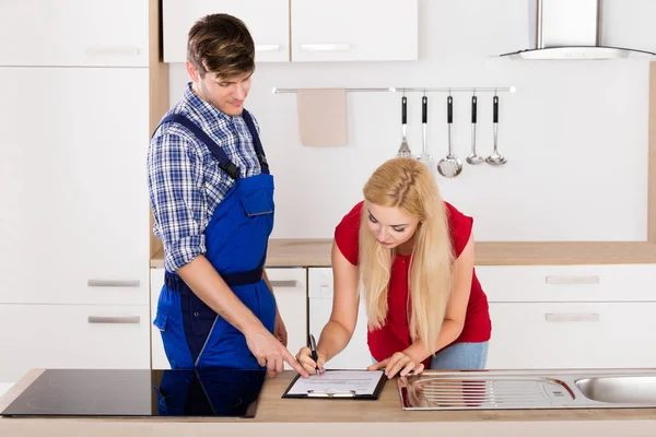 Plumber Showing Invoice — Stock Photo, Image