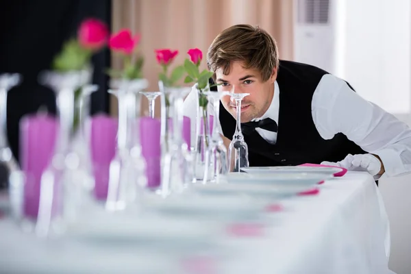 Waiter Looking At Table Arrangement — Stock Photo, Image