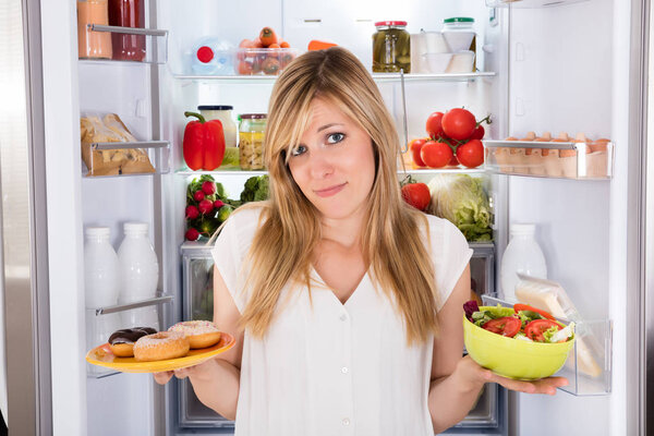 Женщина держит еду
