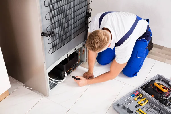 Técnico que verifica o refrigerador — Fotografia de Stock