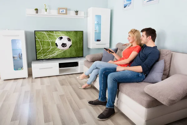 Casal assistindo jogo de futebol — Fotografia de Stock