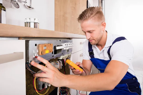 Techniker repariert Geschirrspüler — Stockfoto