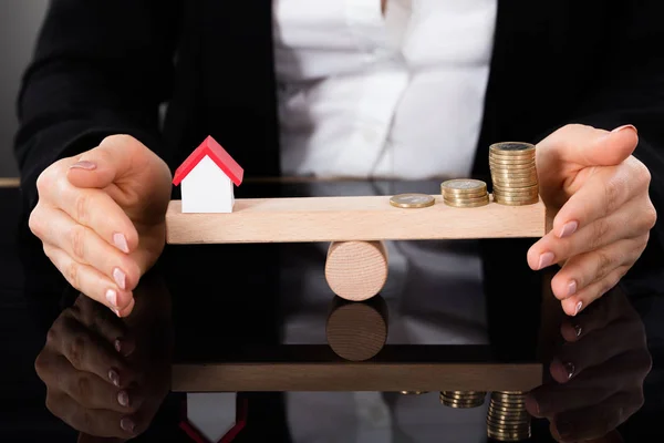 Casa Modelo y Monedas de Dinero — Foto de Stock