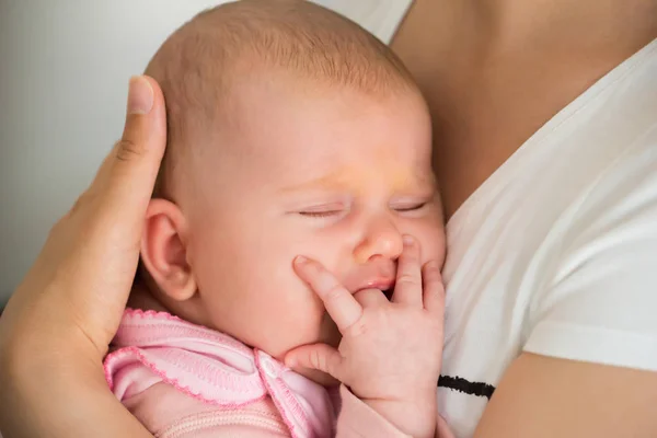 Bebé durmiendo en mamá — Foto de Stock