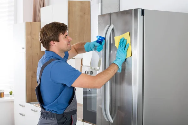 Mann putzt Kühlschrank — Stockfoto