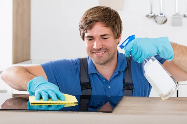 Janitor Cleaning Induction Stove — Stock Photo, Image