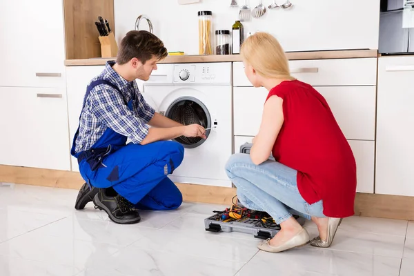 Worker Checking Washing Machine — Stock Photo, Image