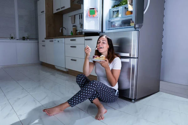 Kvinne som spiser søt mat – stockfoto