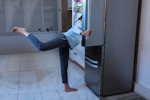 食品を探している女性 — ストック写真