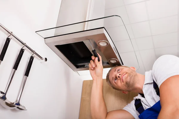 Technician Checking Extractor Filter — Stock Photo, Image