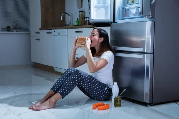 Mujer comiendo sándwich —  Fotos de Stock