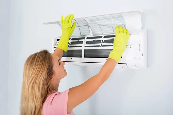 Kvinnan kontrollera Air Conditioner — Stockfoto