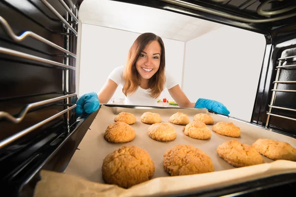 Woman Baking Cookies — Stock Photo, Image