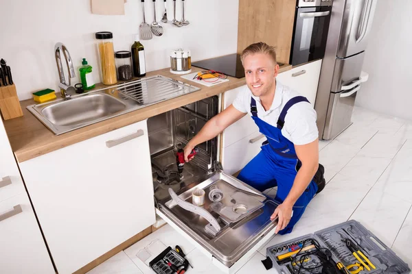 Ремонтник Посудомоечной машины — стоковое фото
