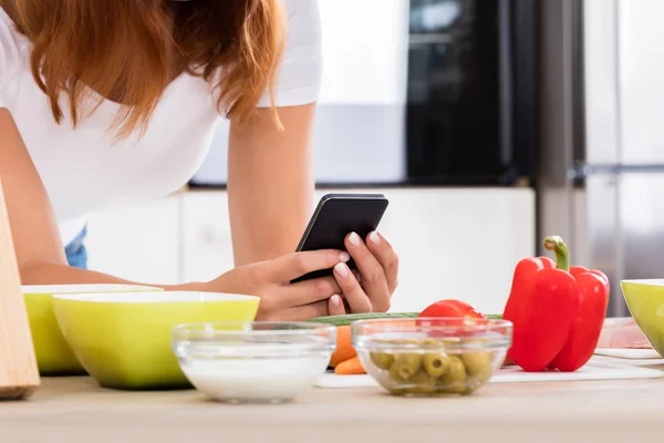 Vrouw met smartphone — Stockfoto