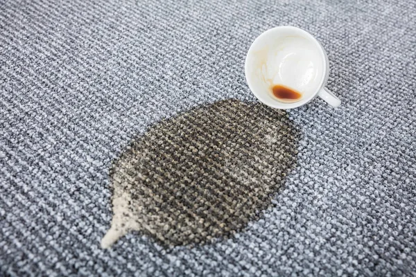 咖啡溅在地毯上 — 图库照片
