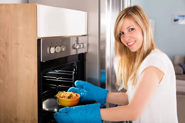 Donna che prepara il cibo — Foto Stock