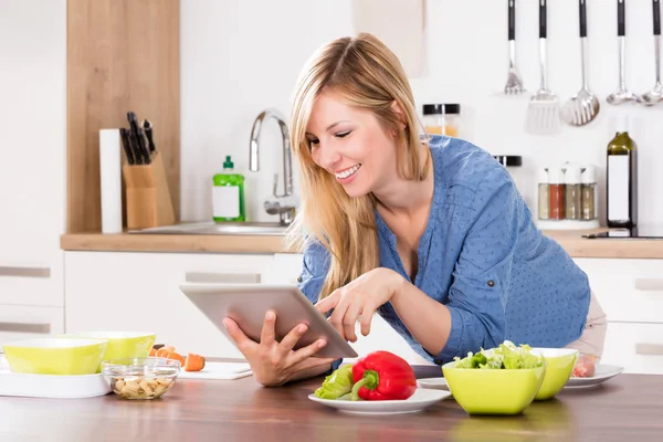 Femme utilisant une tablette numérique — Photo