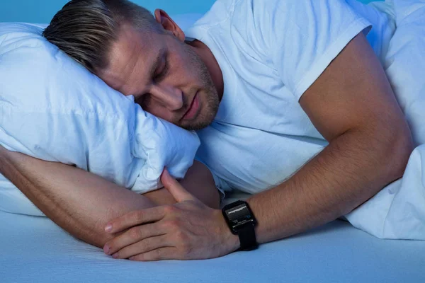 Man sover med Smart Watch-klocka — Stockfoto