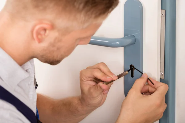 Homem abertura fechadura da porta — Fotografia de Stock