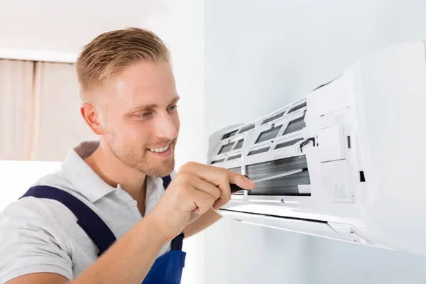 Technician Repairing Air Conditioner — Stock Photo, Image