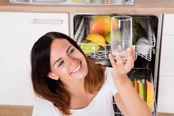 Femme prenant du verre — Photo