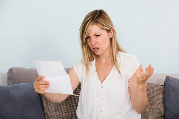 Woman Reading Letter — Stock Photo, Image