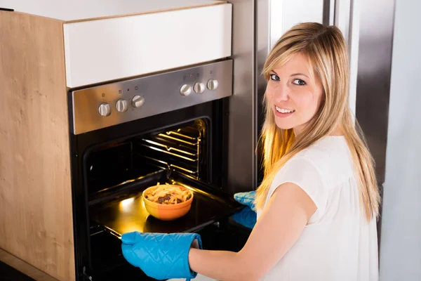 Kadın yemek hazırlıyor 