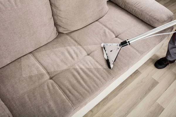 Person rengöring soffa — Stockfoto