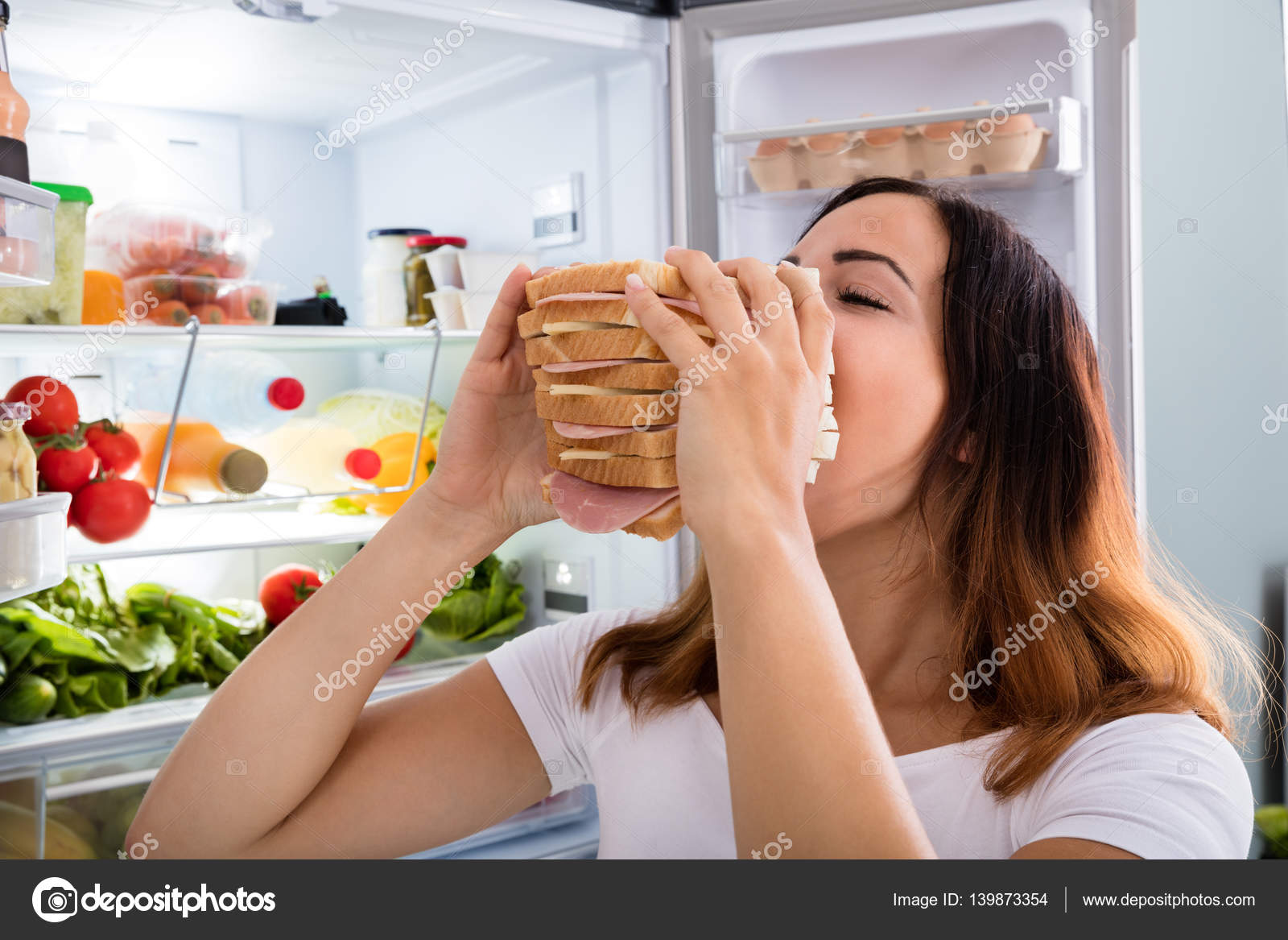 Не чувствую что кушаю. Такую неприязнь испытываю что кушать не могу. Голод и аппетит разница. Нельзя кушать. Человек не чувствует вкуса пищи.