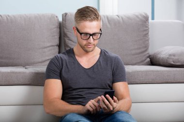 Akıllı telefon kullanan adam.