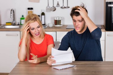 Endişeli çift okuma mektup