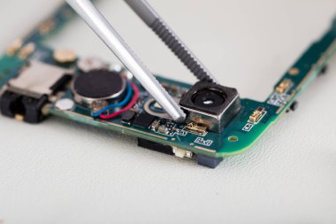 Hareket eden telefon fotoğraf makinesinde cımbız