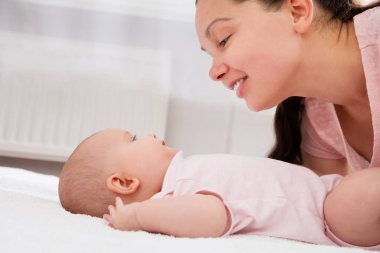 Anne bebekle oynuyor.