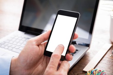 Kişi el kullanarak cep telefonu