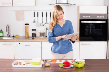 dijital tablet kullanan kadın