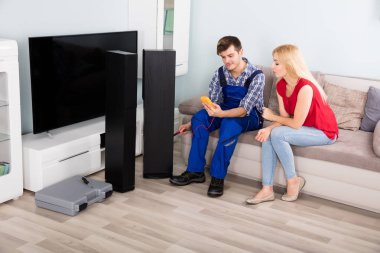 Teknisyen kontrol Tv hoparlör