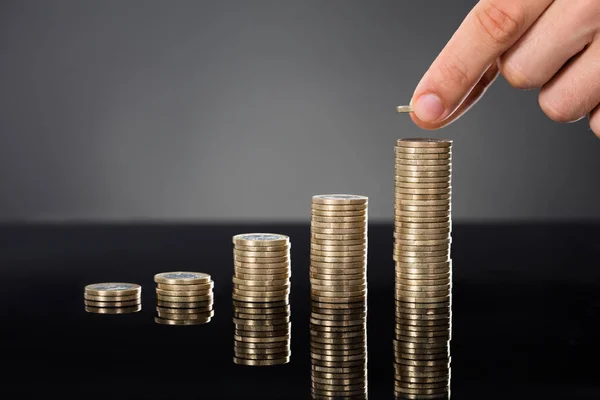 Persona apilando monedas en el escritorio — Foto de Stock