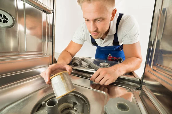 Man Repairing Dishwasher — Stock Photo, Image