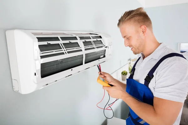 Eletricista Verificação de Ar Condicionado — Fotografia de Stock