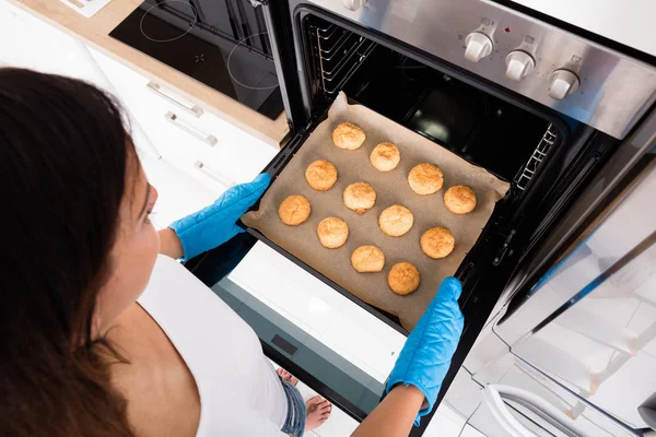 Vrouw bakken cookies — Stockfoto