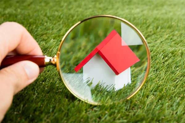 Magnifying Glass Inspecting Model — Stock Photo, Image