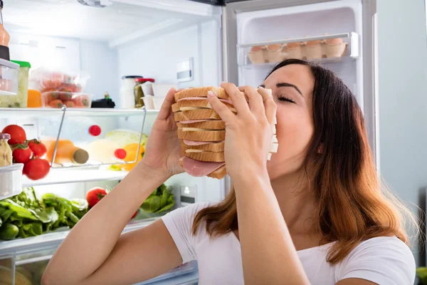 Женщина ест сэндвич — стоковое фото