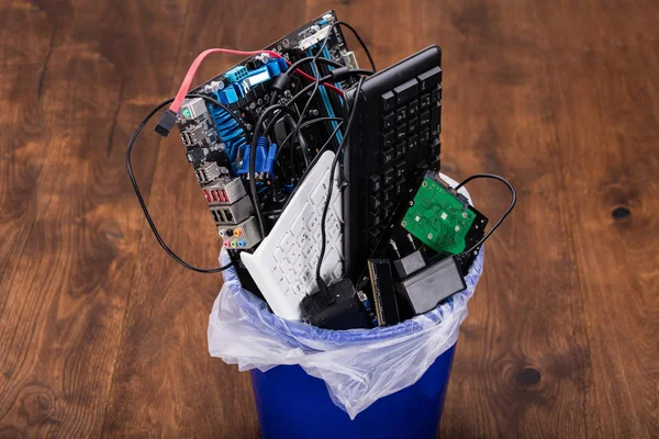 Hardware apparatuur in vuilnisbak — Stockfoto