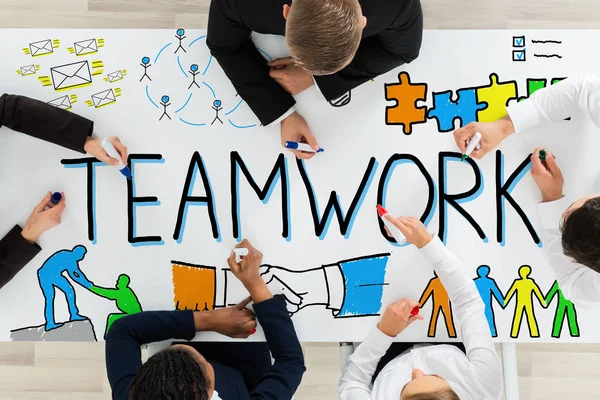 Hoge Hoekmening Van Ondernemers Teamwork Concept Puttend Uit Bureau Met — Stockfoto