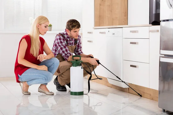 Woman Looking At Worker — Stock Photo, Image